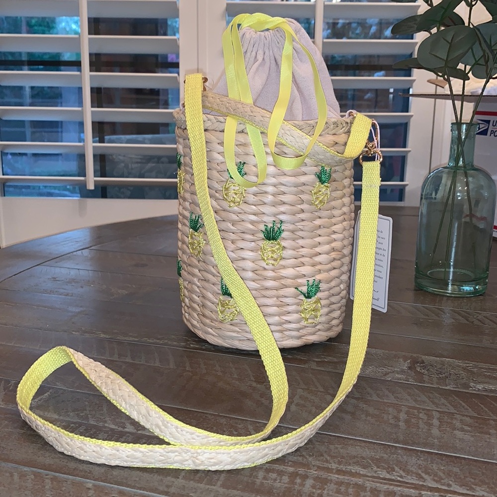 NWT, Rachel Ashwell pineapple design/ straw drawstring  crossbody